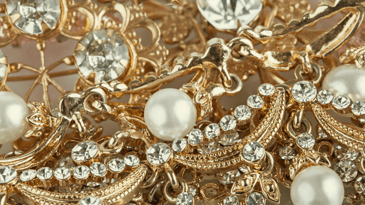 Zakat on Jewelry (2026): The Hanafi vs. Majority Position Explained
